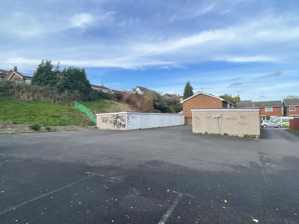 Lot: 135 - GARAGES AND LAND WITH POTENTIAL FOR DEVELOPMENT - 